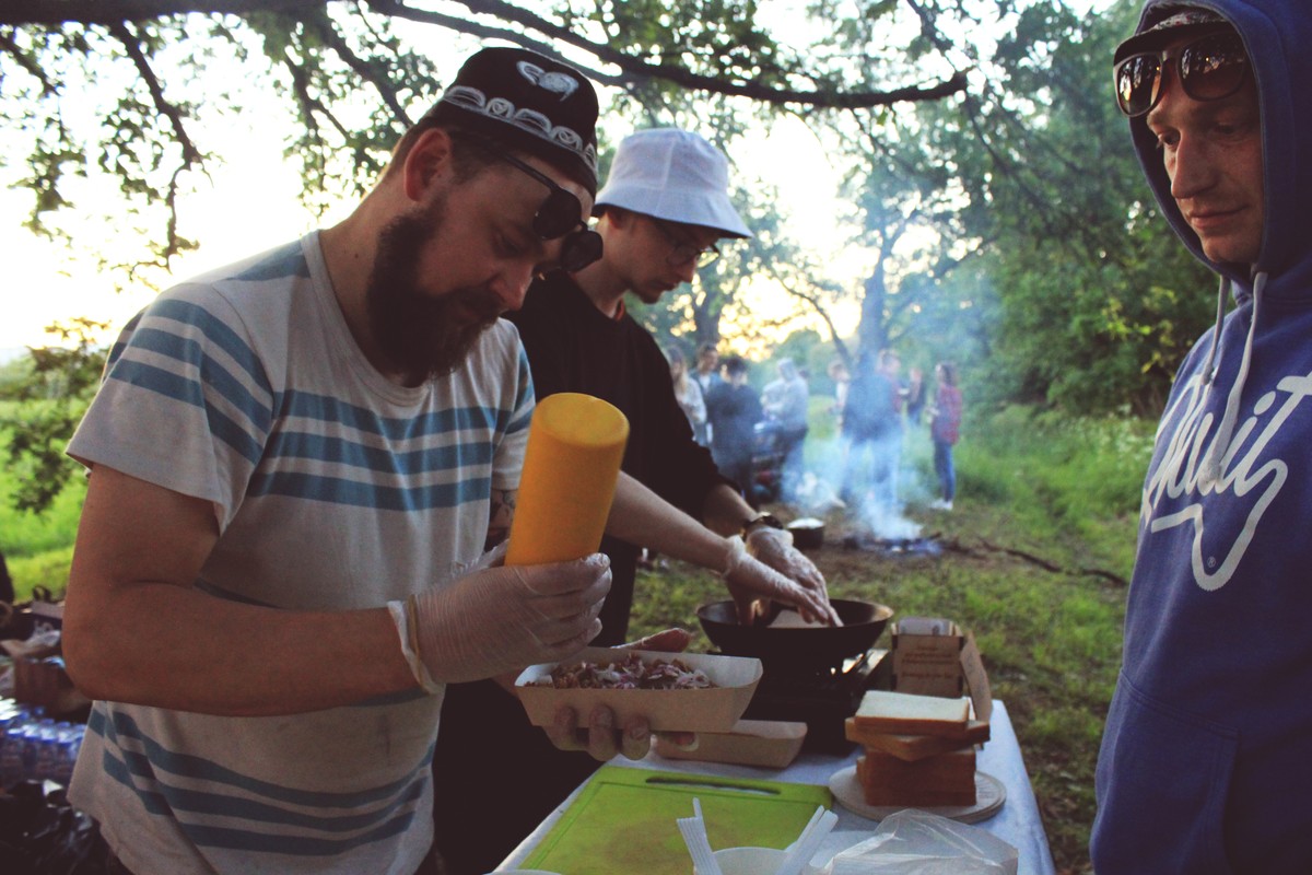 Вечер и ночь на 2 июня владимирские диджеи спасали детей 18+ от скуки и плохой музыки. “Ключ-Медиа” пообщался в дубах на Клязьме с участниками площадки PANORAMA и выяснил, куда уходит детство, вечеринки и желание объединяться.