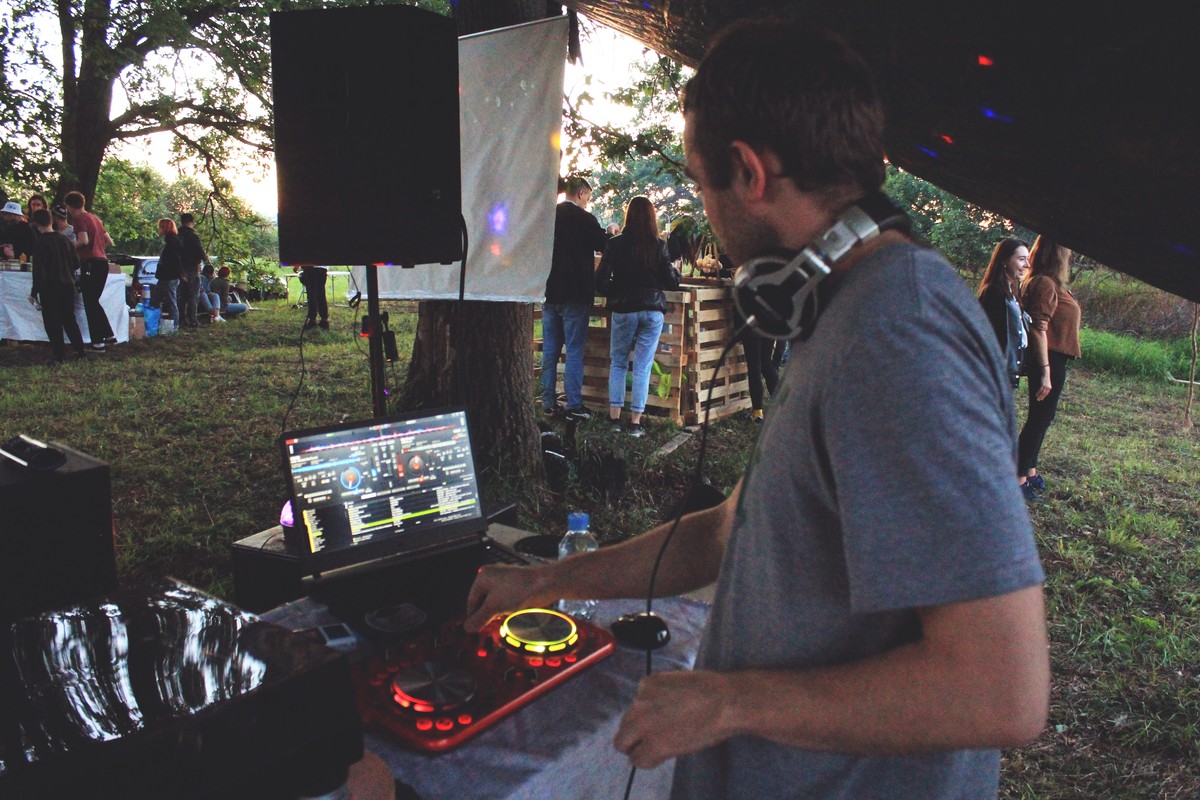 Вечер и ночь на 2 июня владимирские диджеи спасали детей 18+ от скуки и плохой музыки. “Ключ-Медиа” пообщался в дубах на Клязьме с участниками площадки PANORAMA и выяснил, куда уходит детство, вечеринки и желание объединяться.