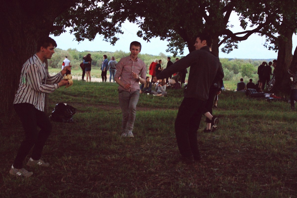 Вечер и ночь на 2 июня владимирские диджеи спасали детей 18+ от скуки и плохой музыки. “Ключ-Медиа” пообщался в дубах на Клязьме с участниками площадки PANORAMA и выяснил, куда уходит детство, вечеринки и желание объединяться.