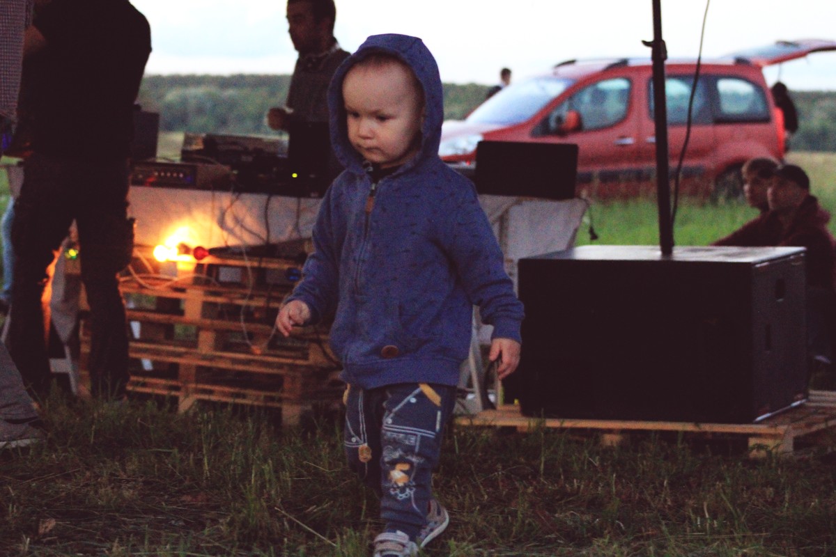 Вечер и ночь на 2 июня владимирские диджеи спасали детей 18+ от скуки и плохой музыки. “Ключ-Медиа” пообщался в дубах на Клязьме с участниками площадки PANORAMA и выяснил, куда уходит детство, вечеринки и желание объединяться.