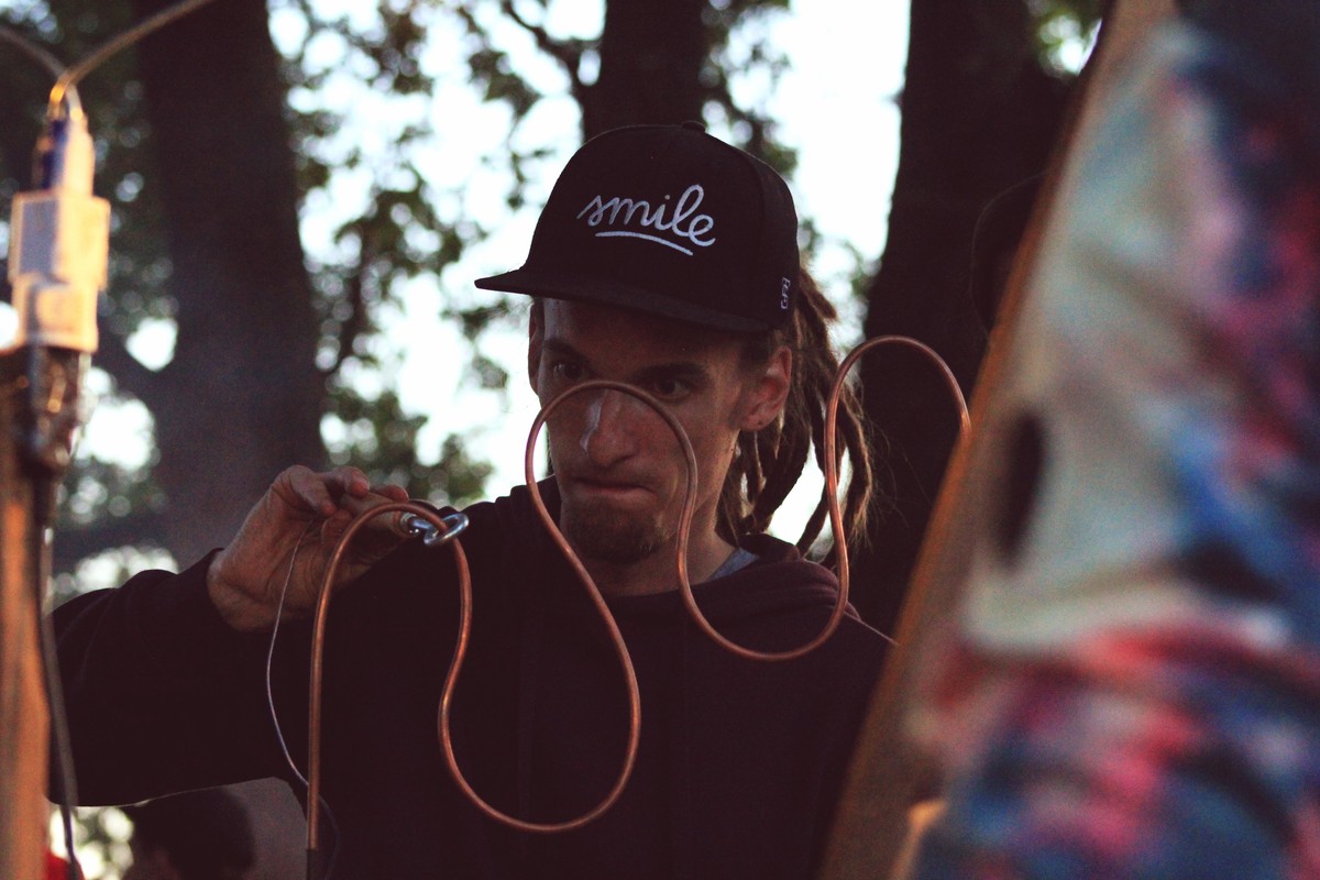 Вечер и ночь на 2 июня владимирские диджеи спасали детей 18+ от скуки и плохой музыки. “Ключ-Медиа” пообщался в дубах на Клязьме с участниками площадки PANORAMA и выяснил, куда уходит детство, вечеринки и желание объединяться.