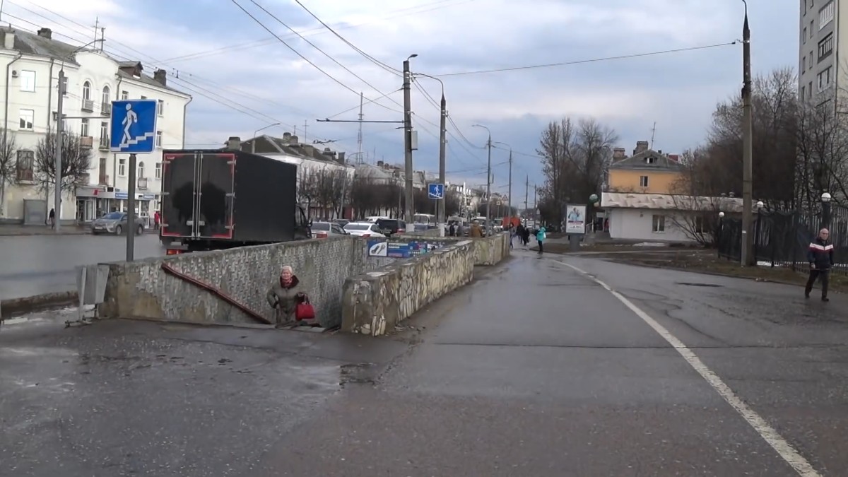 Московский блогер-урбанист прогулялся по Владимиру и снял видео, в котором рассказал об опасных пешеходных переходах, шумовом загрязнении центра и о том, как сделать наш любимый город привлекательнее для туристов.