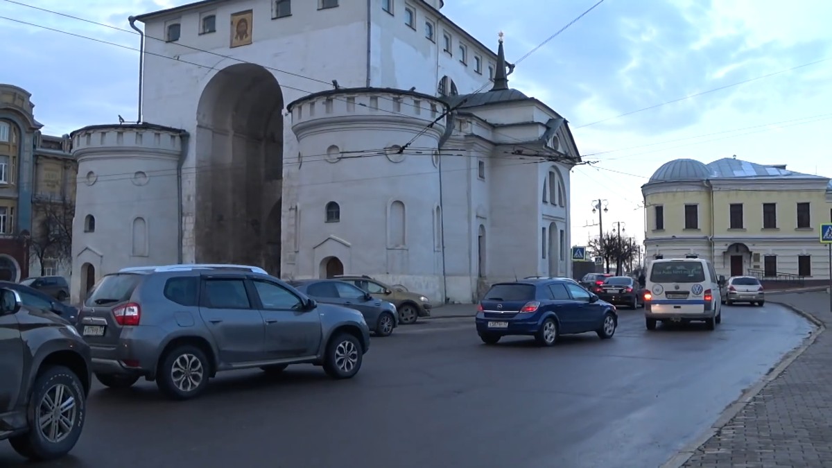Московский блогер-урбанист прогулялся по Владимиру и снял видео, в котором рассказал об опасных пешеходных переходах, шумовом загрязнении центра и о том, как сделать наш любимый город привлекательнее для туристов.