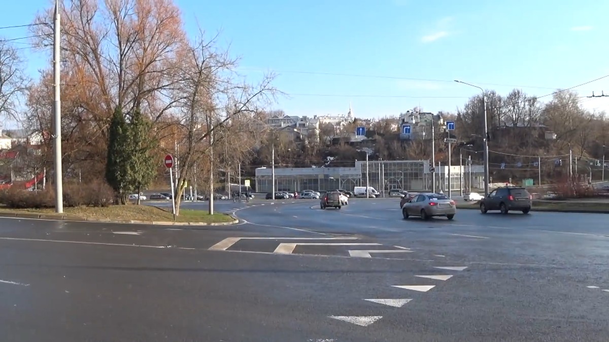 Московский блогер-урбанист прогулялся по Владимиру и снял видео, в котором рассказал об опасных пешеходных переходах, шумовом загрязнении центра и о том, как сделать наш любимый город привлекательнее для туристов.