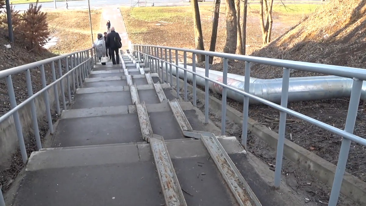 Московский блогер-урбанист прогулялся по Владимиру и снял видео, в котором рассказал об опасных пешеходных переходах, шумовом загрязнении центра и о том, как сделать наш любимый город привлекательнее для туристов.