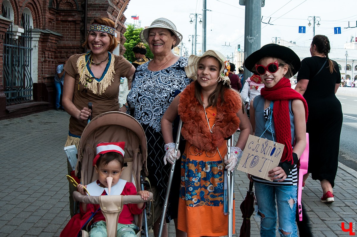 Фестиваль “День пряника” состоялся во Владимире 1 июня. Костюмированный парад прошел от Спасского холма до Соборной площади. Главным персонажем стал Пряник Павлик