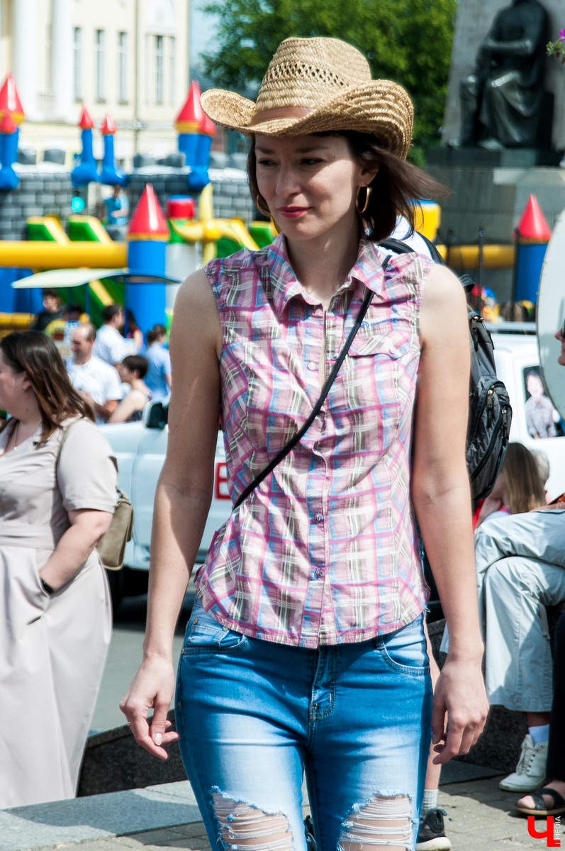 Фестиваль “День пряника” состоялся во Владимире 1 июня. Костюмированный парад прошел от Спасского холма до Соборной площади. Главным персонажем стал Пряник Павлик