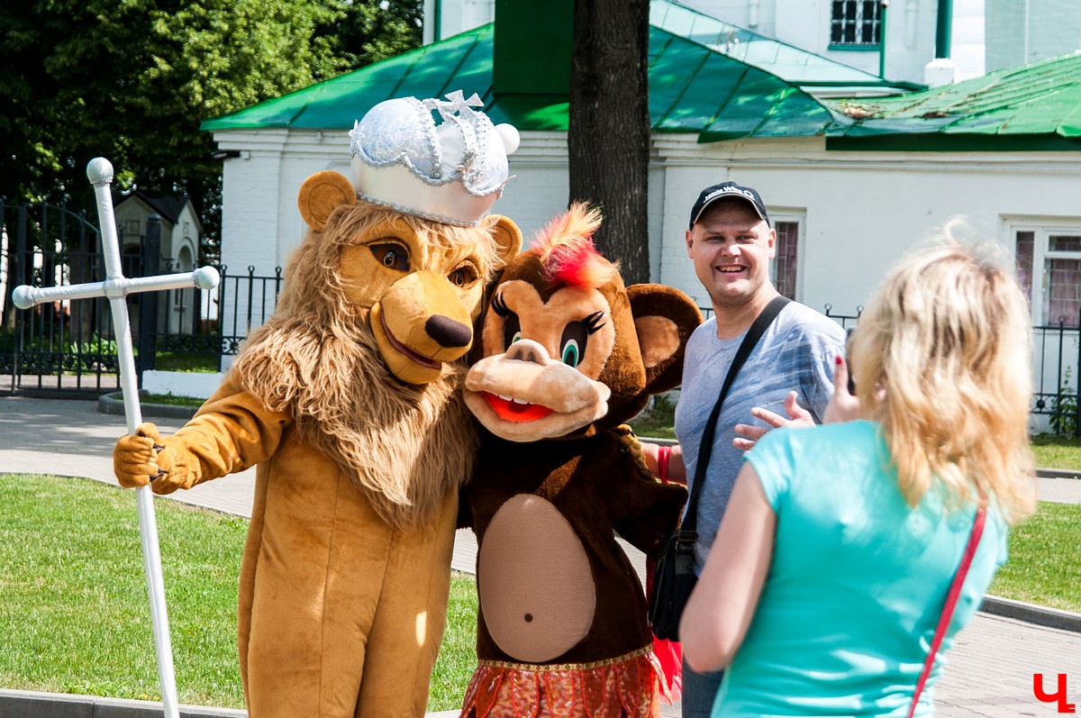 Фестиваль “День пряника” состоялся во Владимире 1 июня. Костюмированный парад прошел от Спасского холма до Соборной площади. Главным персонажем стал Пряник Павлик