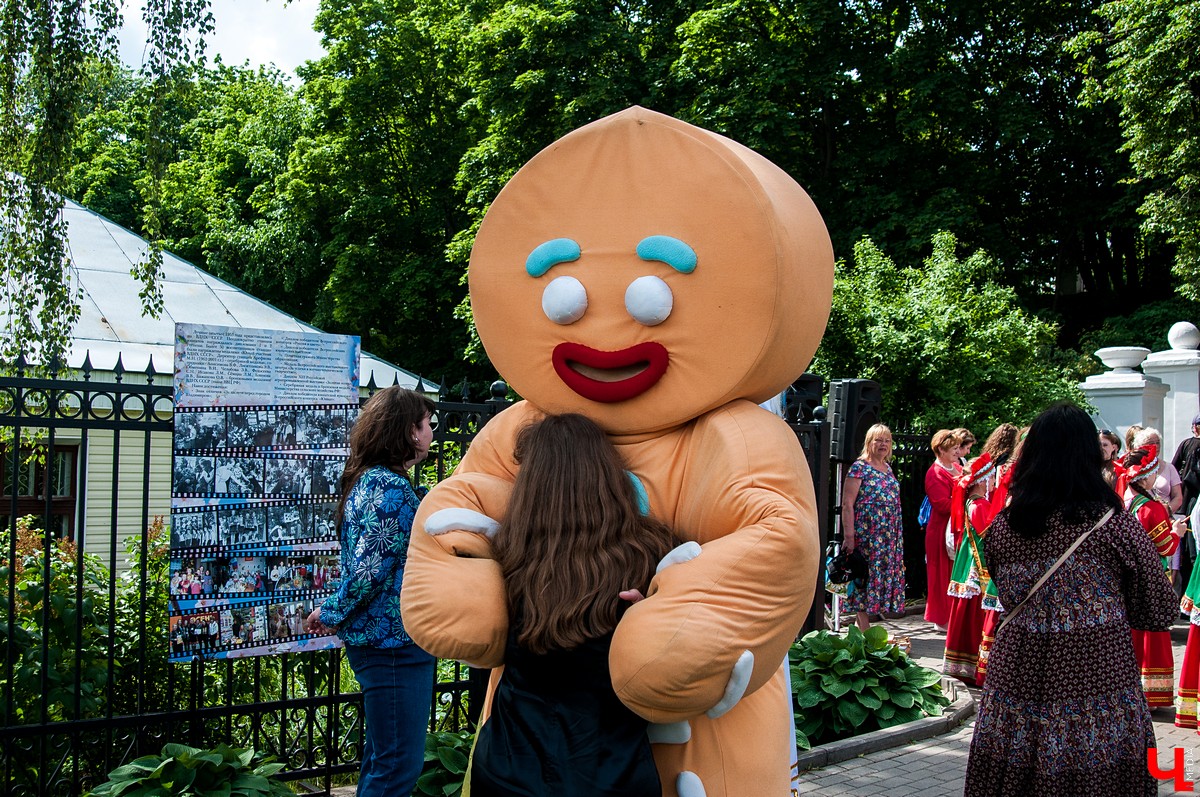 Фестиваль “День пряника” состоялся во Владимире 1 июня. Костюмированный парад прошел от Спасского холма до Соборной площади. Главным персонажем стал Пряник Павлик