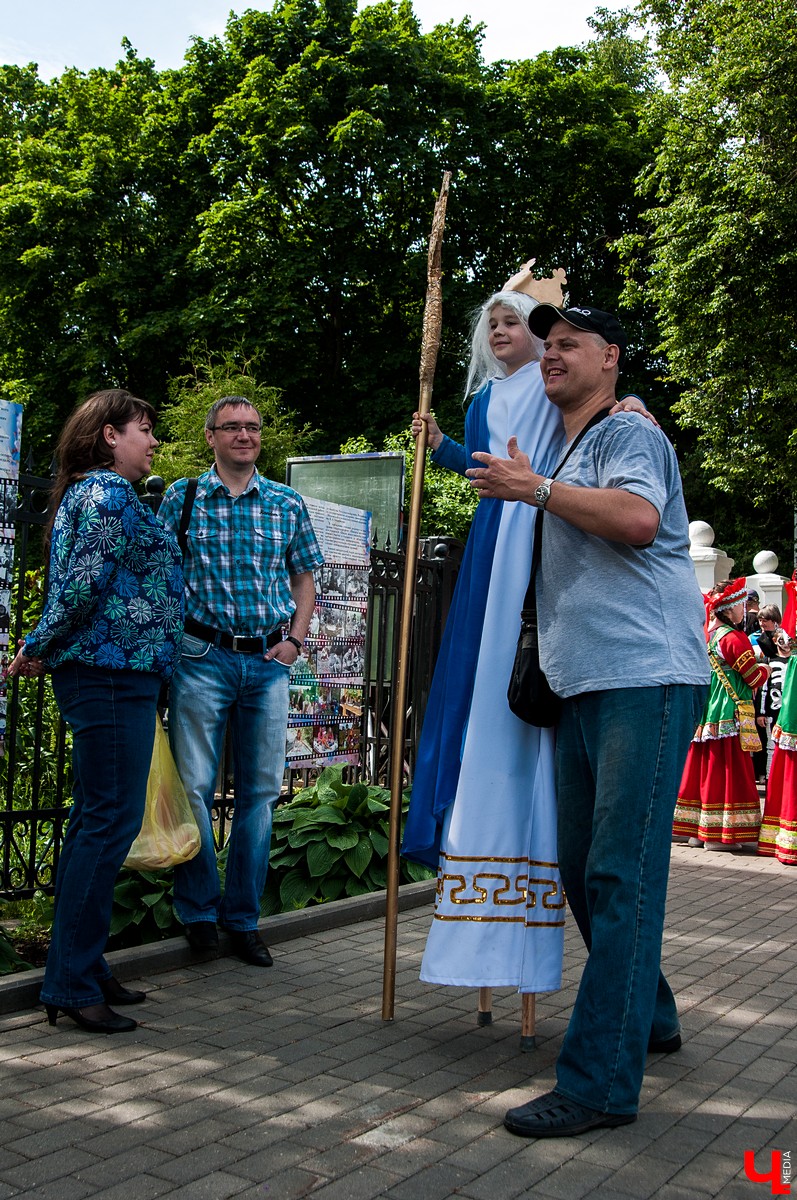 Фестиваль “День пряника” состоялся во Владимире 1 июня. Костюмированный парад прошел от Спасского холма до Соборной площади. Главным персонажем стал Пряник Павлик