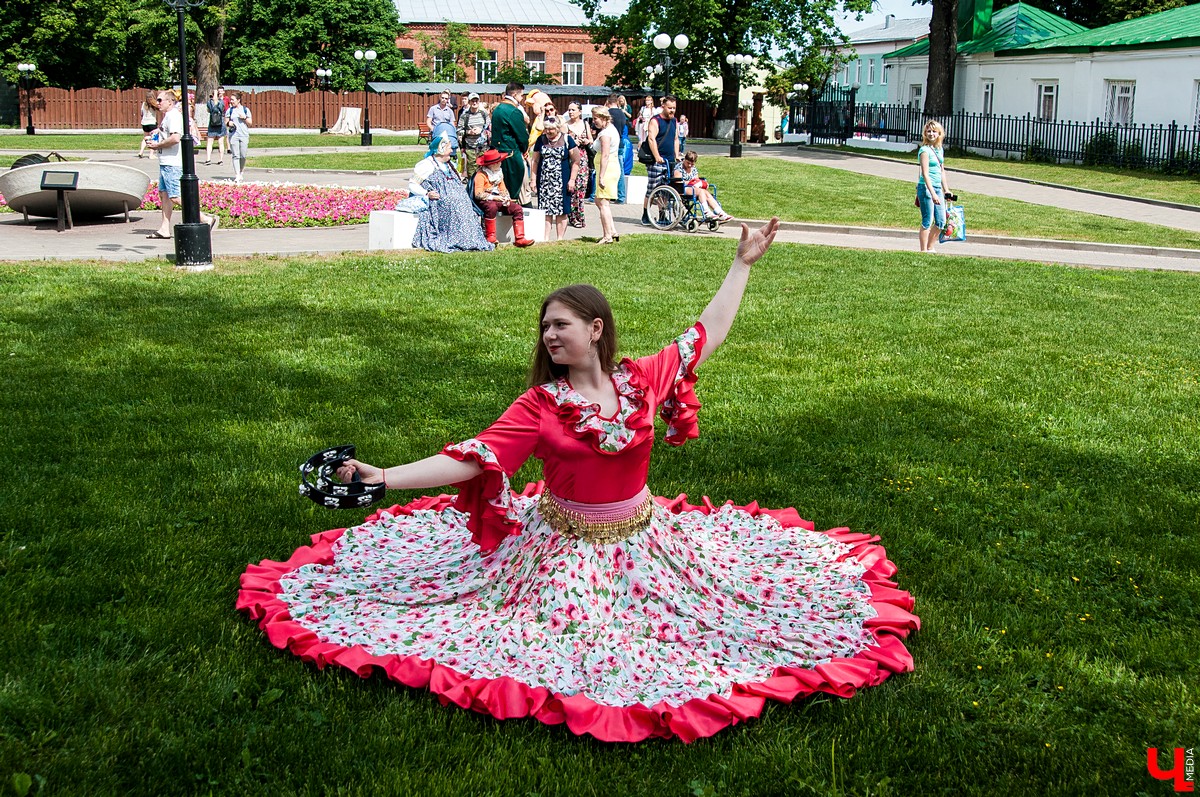 Фестиваль “День пряника” состоялся во Владимире 1 июня. Костюмированный парад прошел от Спасского холма до Соборной площади. Главным персонажем стал Пряник Павлик