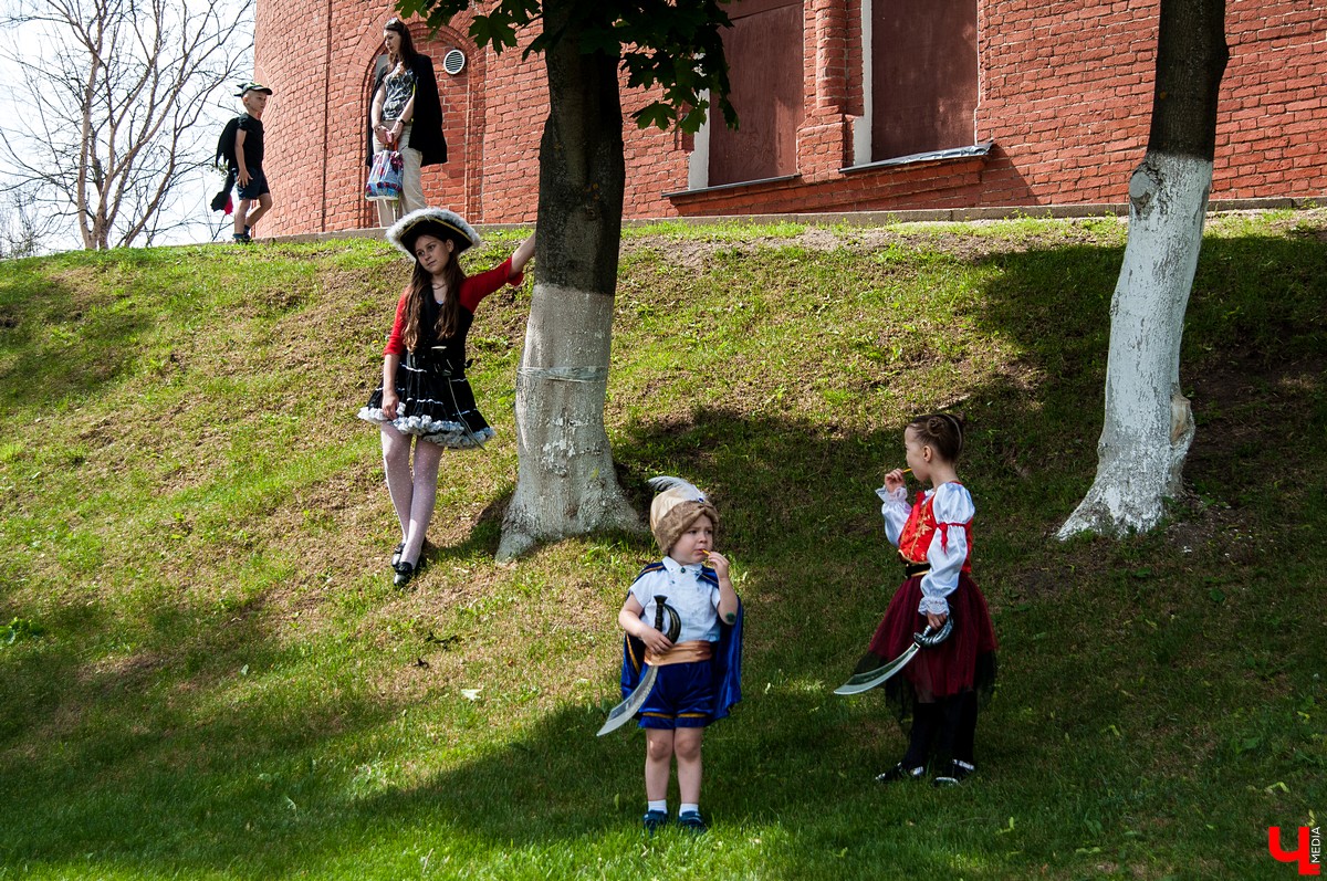 Фестиваль “День пряника” состоялся во Владимире 1 июня. Костюмированный парад прошел от Спасского холма до Соборной площади. Главным персонажем стал Пряник Павлик