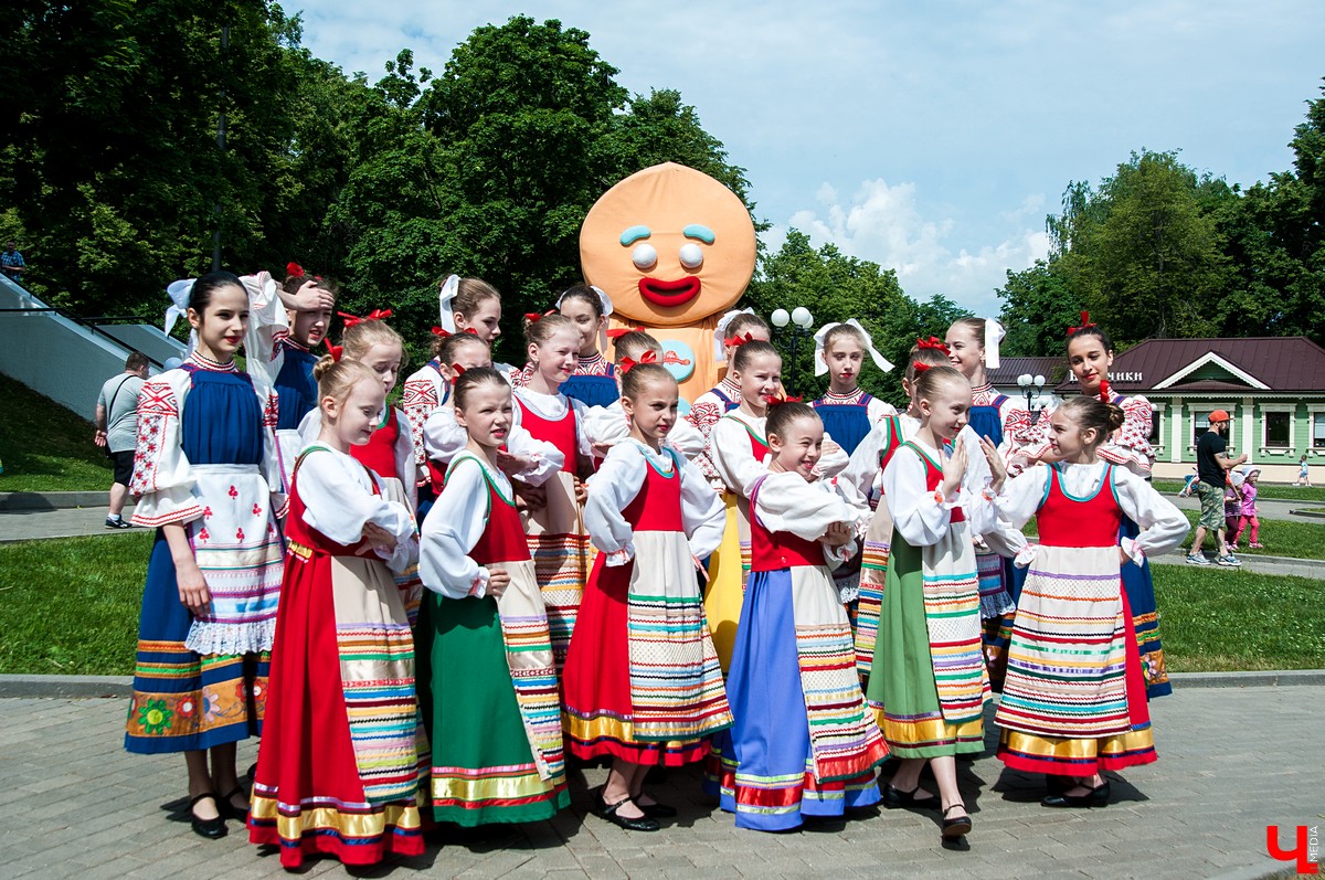 Фестиваль “День пряника” состоялся во Владимире 1 июня. Костюмированный парад прошел от Спасского холма до Соборной площади. Главным персонажем стал Пряник Павлик