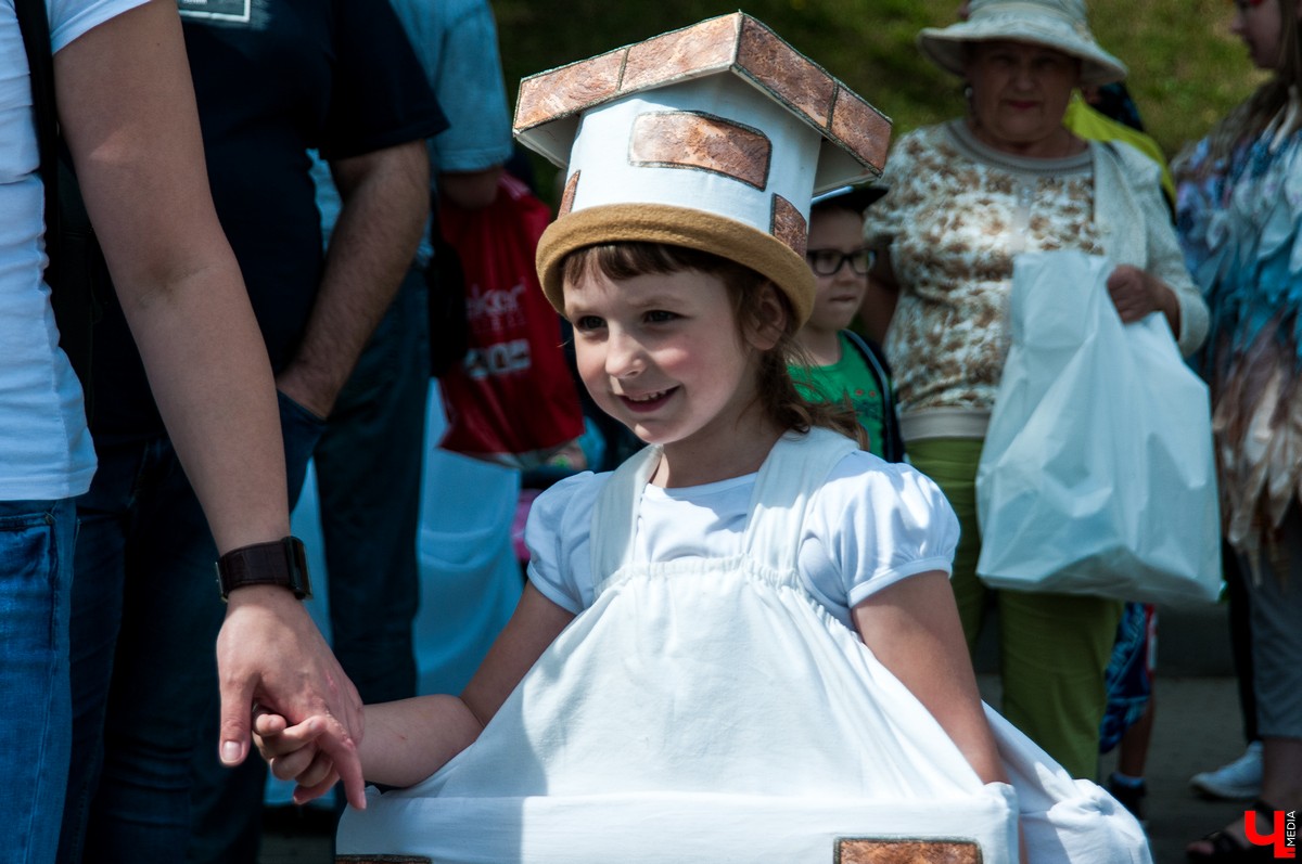 Фестиваль “День пряника” состоялся во Владимире 1 июня. Костюмированный парад прошел от Спасского холма до Соборной площади. Главным персонажем стал Пряник Павлик