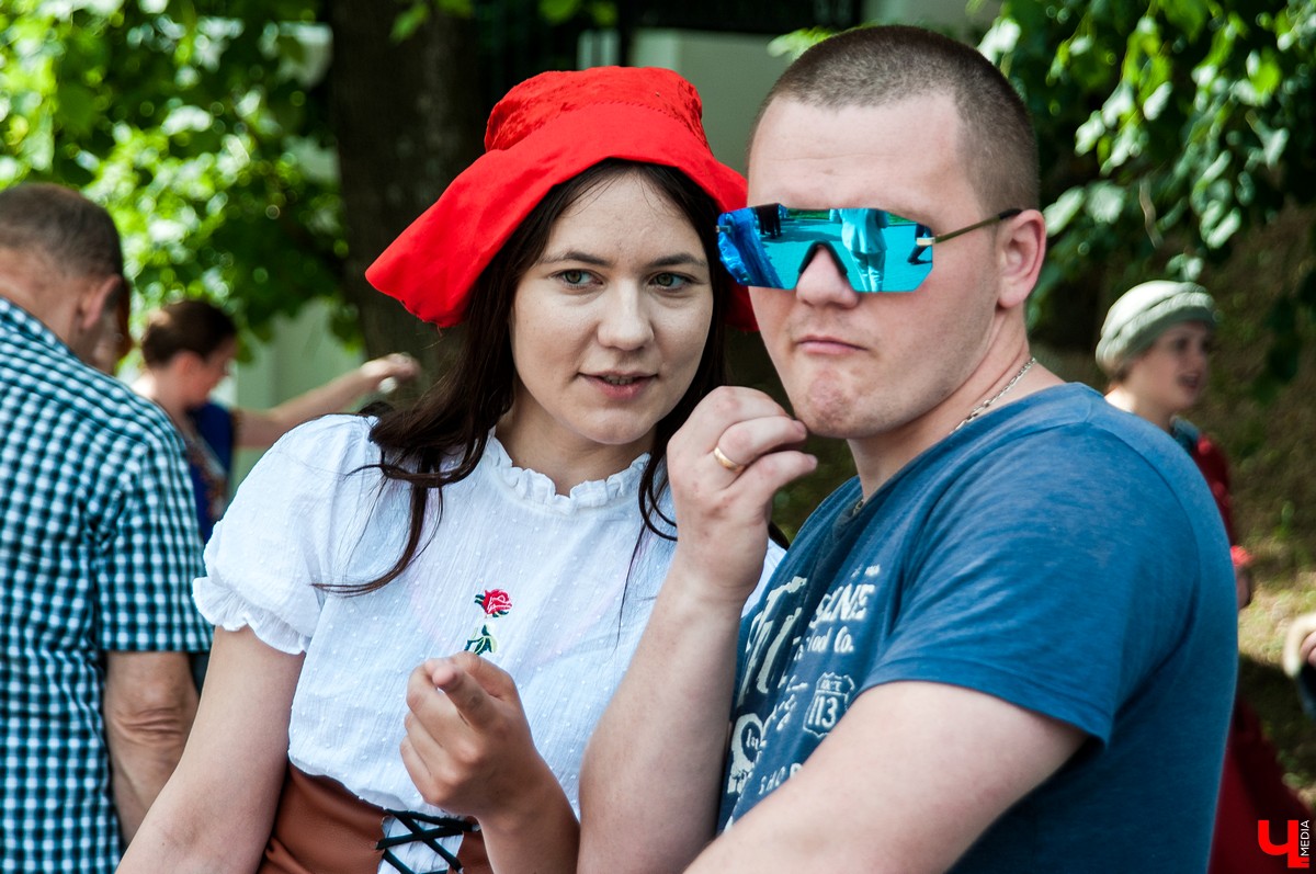 Фестиваль “День пряника” состоялся во Владимире 1 июня. Костюмированный парад прошел от Спасского холма до Соборной площади. Главным персонажем стал Пряник Павлик