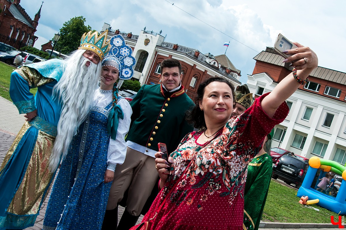 Фестиваль “День пряника” состоялся во Владимире 1 июня. Костюмированный парад прошел от Спасского холма до Соборной площади. Главным персонажем стал Пряник Павлик