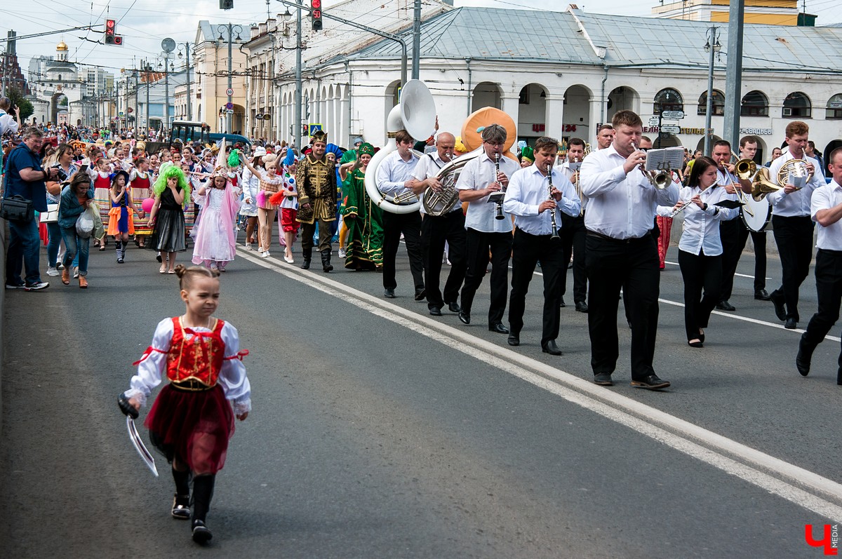 Фестиваль “День пряника” состоялся во Владимире 1 июня. Костюмированный парад прошел от Спасского холма до Соборной площади. Главным персонажем стал Пряник Павлик