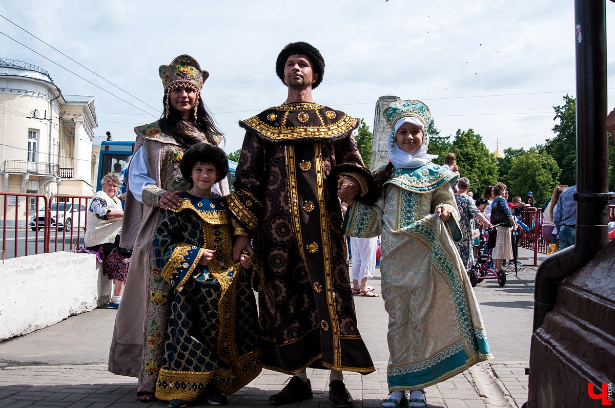Фестиваль “День пряника” состоялся во Владимире 1 июня. Костюмированный парад прошел от Спасского холма до Соборной площади. Главным персонажем стал Пряник Павлик