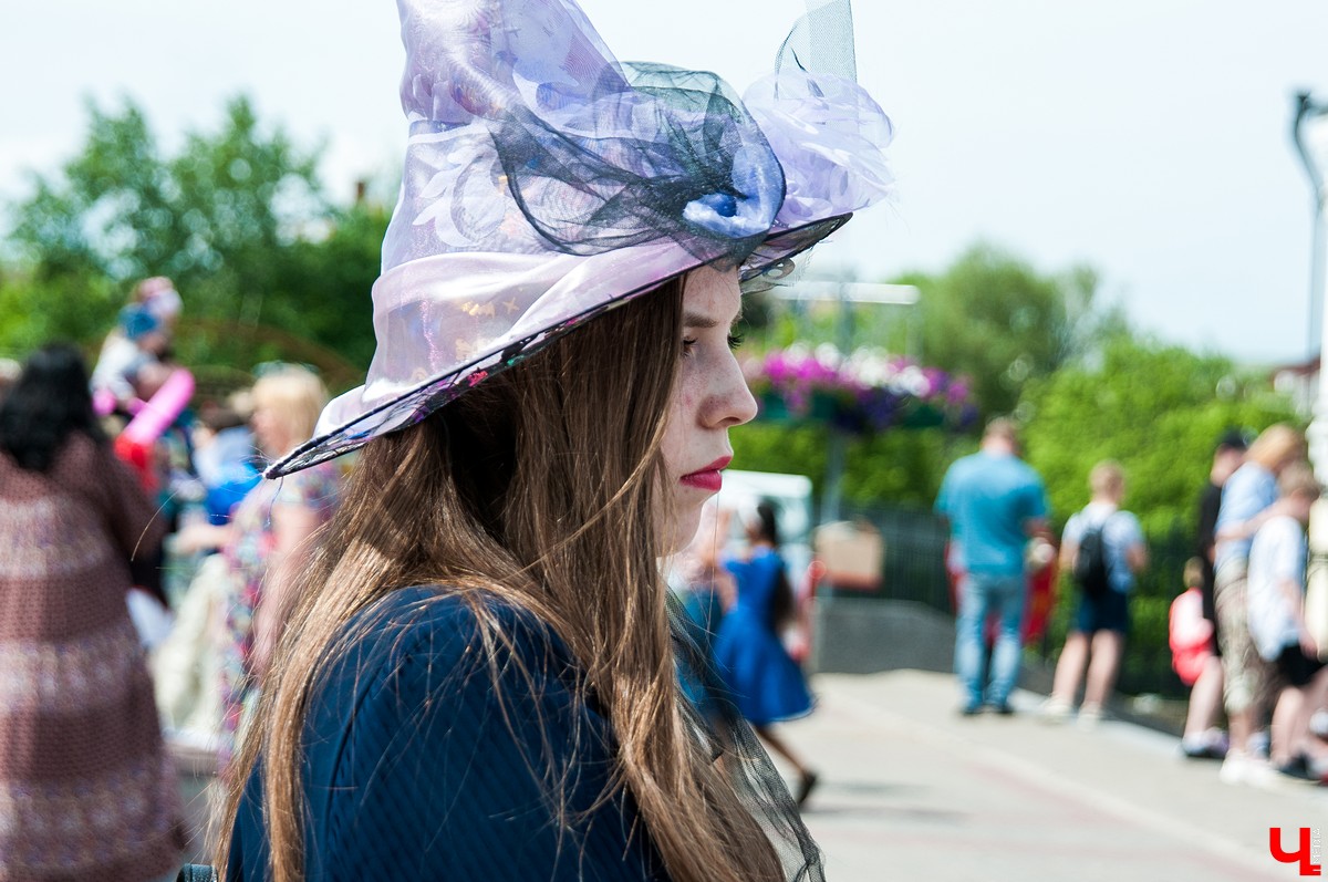 Фестиваль “День пряника” состоялся во Владимире 1 июня. Костюмированный парад прошел от Спасского холма до Соборной площади. Главным персонажем стал Пряник Павлик