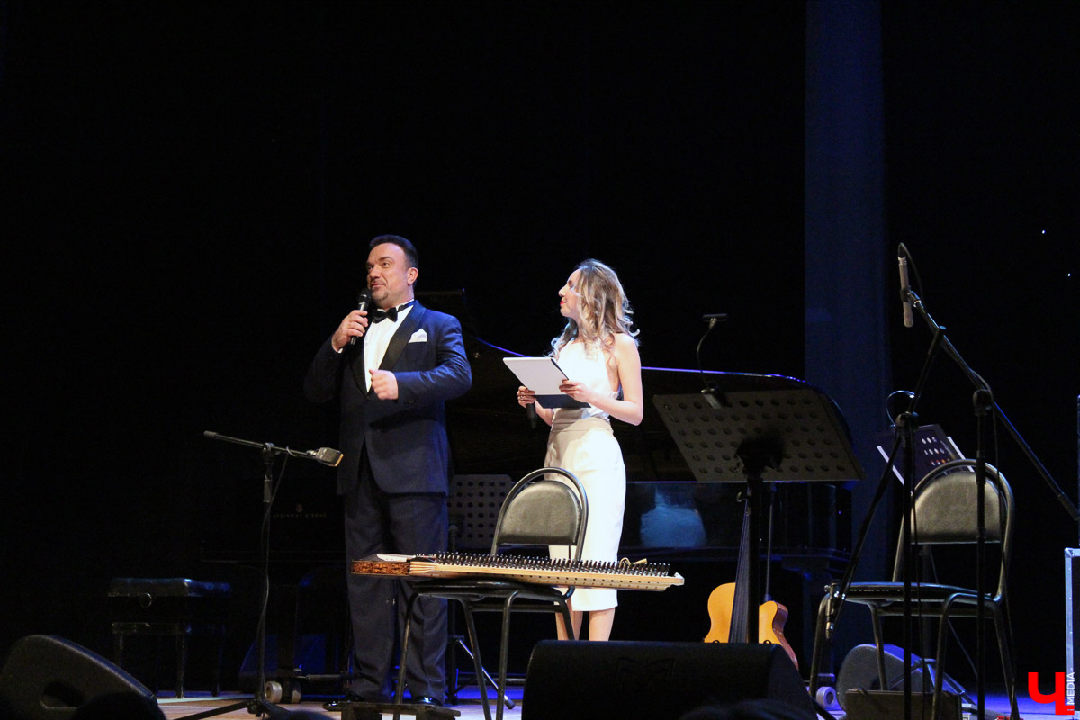 30 и 31 мая во Владимире в пятый раз прогремел фестиваль «Джаз-Гром». Его организатором является заслуженный артист России Сергей Жилин. Известный всем настоящим любителям джаза и поклонникам шоу «Голос», строгий, но обаятельный руководитель «Фонографа» дал в студии звукозаписи MEDIUM пресс-конференцию.