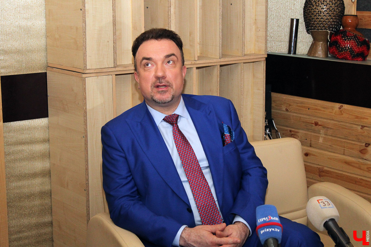 30 и 31 мая во Владимире в пятый раз прогремел фестиваль «Джаз-Гром». Его организатором является заслуженный артист России Сергей Жилин. Известный всем настоящим любителям джаза и поклонникам шоу «Голос», строгий, но обаятельный руководитель «Фонографа» дал в студии звукозаписи MEDIUM пресс-конференцию.