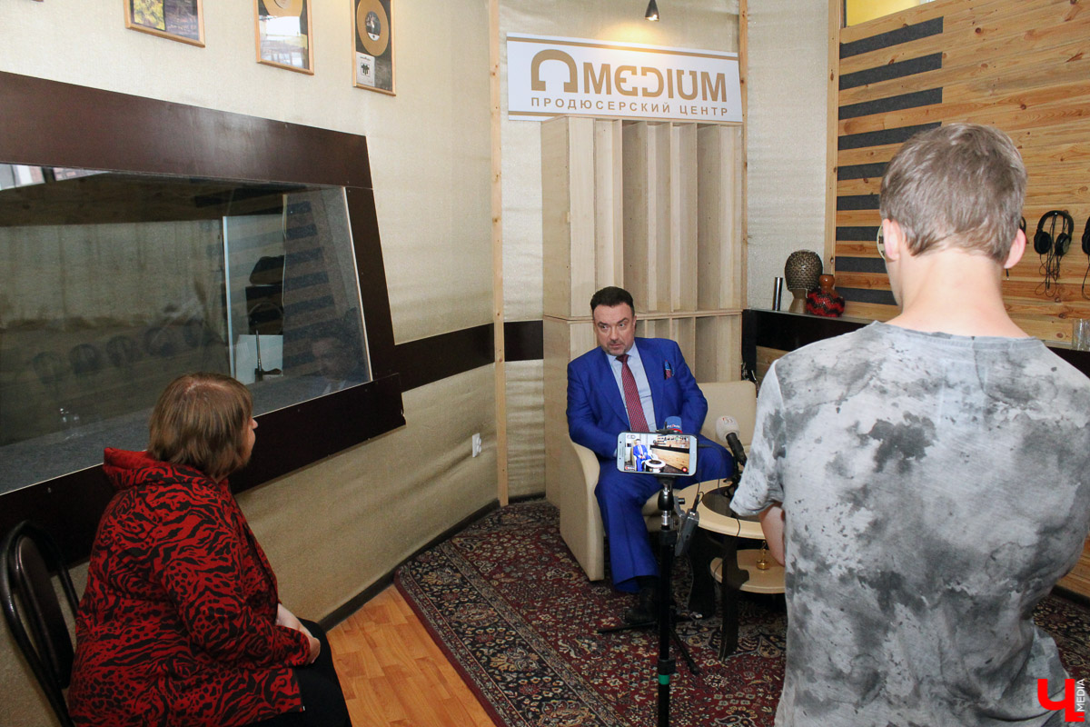 30 и 31 мая во Владимире в пятый раз прогремел фестиваль «Джаз-Гром». Его организатором является заслуженный артист России Сергей Жилин. Известный всем настоящим любителям джаза и поклонникам шоу «Голос», строгий, но обаятельный руководитель «Фонографа» дал в студии звукозаписи MEDIUM пресс-конференцию.