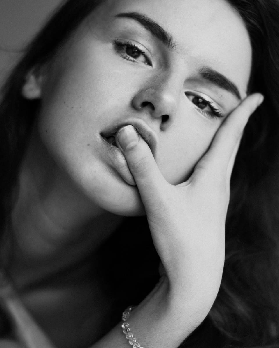 Уже два года фотограф Людмила Потемкина работает в жанре черно-белого «арт-ню». О том, как бороться со стеснением, чем отличается искусство обнажения в кадре и пошлость, зачем нужны «ню» и почему мужчины не очень любят фотографироваться, она рассказала в интервью для «Ключ-Медиа».