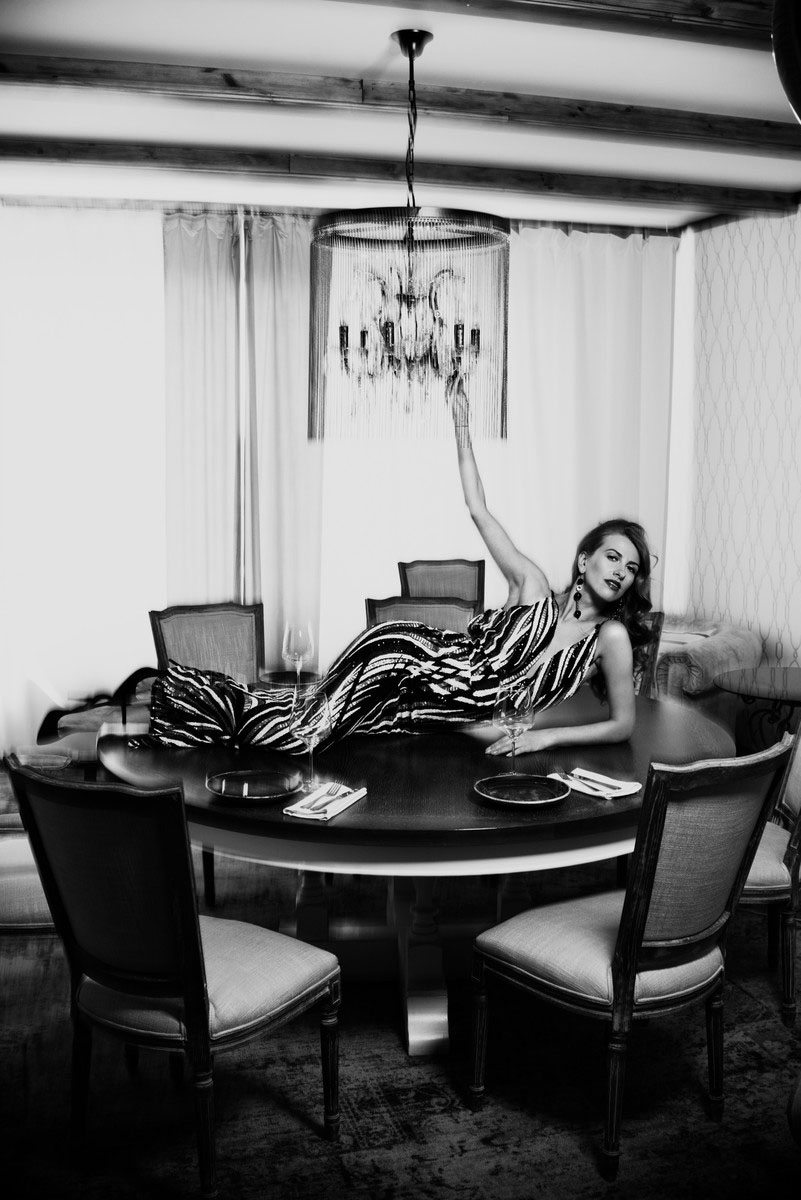 Уже два года фотограф Людмила Потемкина работает в жанре черно-белого «арт-ню». О том, как бороться со стеснением, чем отличается искусство обнажения в кадре и пошлость, зачем нужны «ню» и почему мужчины не очень любят фотографироваться, она рассказала в интервью для «Ключ-Медиа».