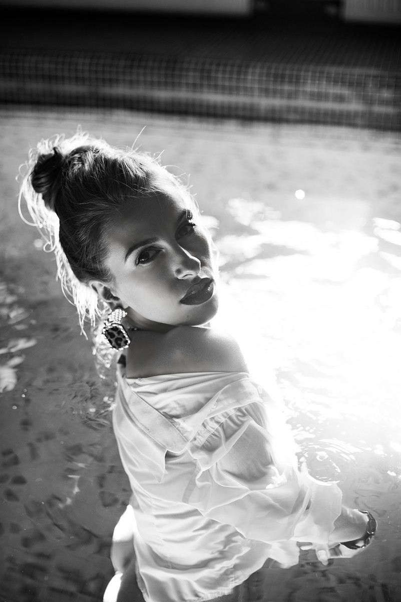 Уже два года фотограф Людмила Потемкина работает в жанре черно-белого «арт-ню». О том, как бороться со стеснением, чем отличается искусство обнажения в кадре и пошлость, зачем нужны «ню» и почему мужчины не очень любят фотографироваться, она рассказала в интервью для «Ключ-Медиа».