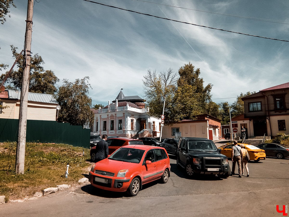 Во Владимире ограничили парковку на нескольких улицах. Запреты могут оказаться бесполезными сразу по нескольким причинам.