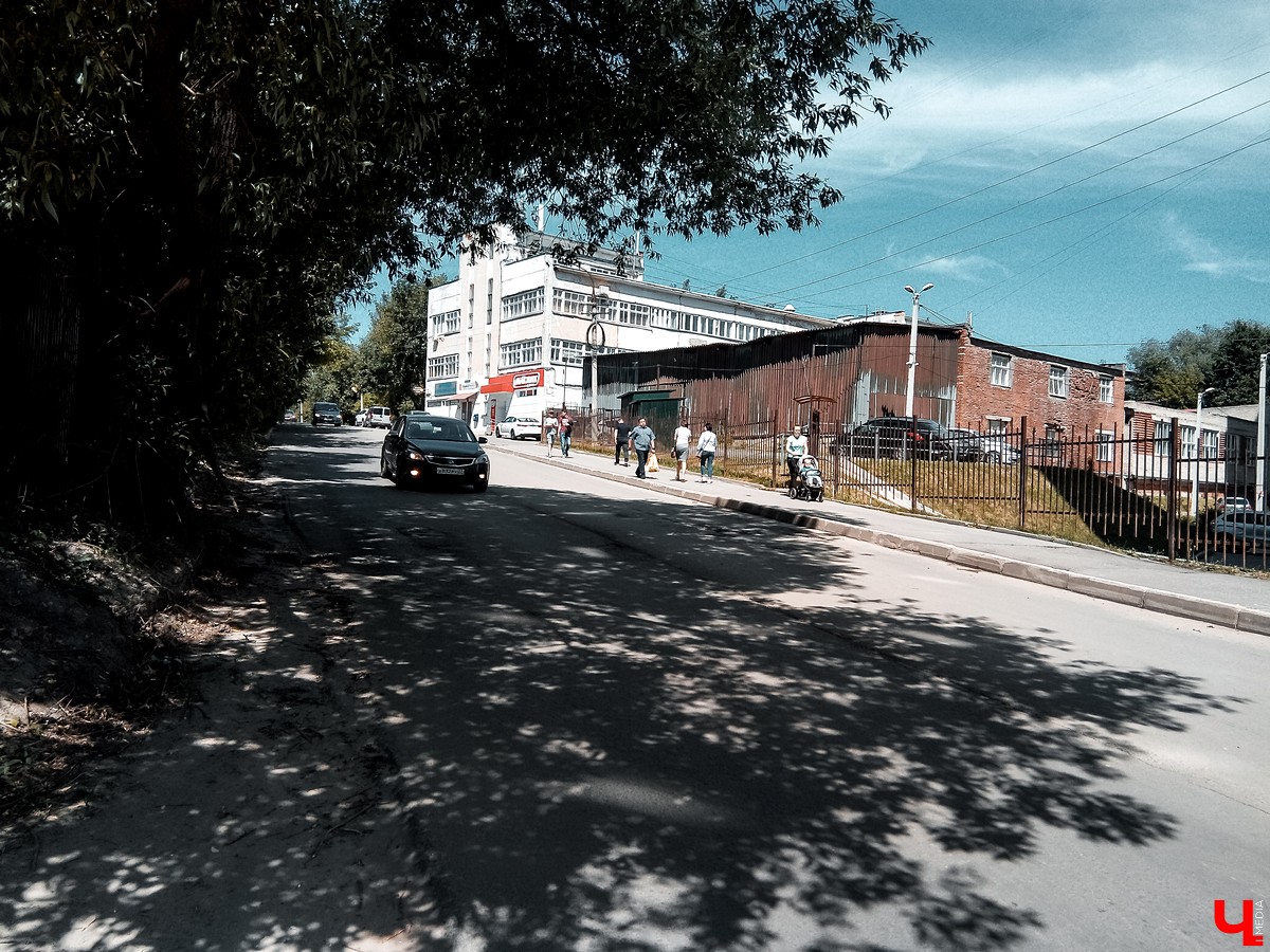 Во Владимире ограничили парковку на нескольких улицах. Запреты могут оказаться бесполезными сразу по нескольким причинам.