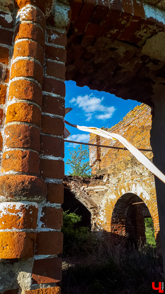 Мы побывали в старинном селе Яновец Суздальского района. Рассказываем об истории места и показываем заброшенную церковь Космы и Дамиана.