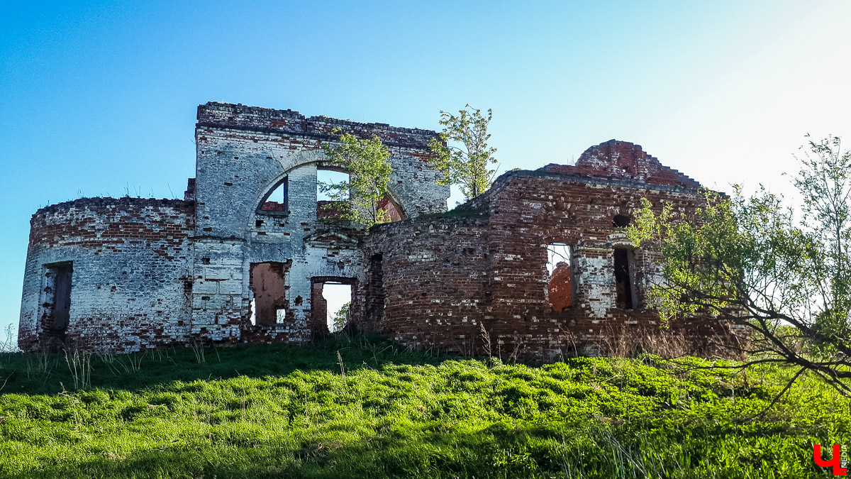 Мы побывали в старинном селе Яновец Суздальского района. Рассказываем об истории места и показываем заброшенную церковь Космы и Дамиана.