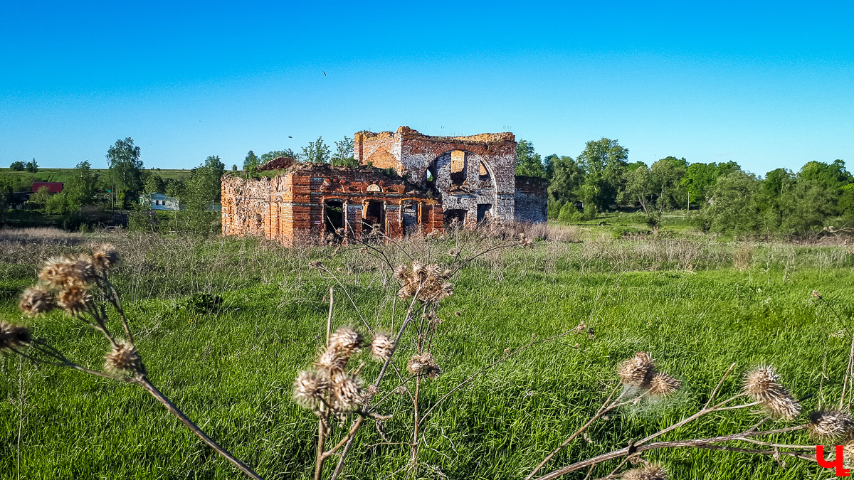 Мы побывали в старинном селе Яновец Суздальского района. Рассказываем об истории места и показываем заброшенную церковь Космы и Дамиана.