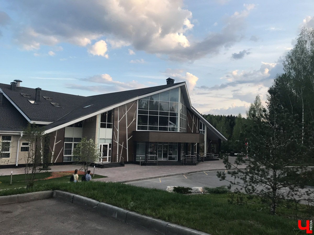 Спа-центр “Доброград” - это целый комплекс с русской парной, финской сауной, душем впечатлений, дорожкой Кнейпа, открытыми бассейнами и другими всевозможными услугами. Мы посетили локацию и готовы вам все о ней рассказать.