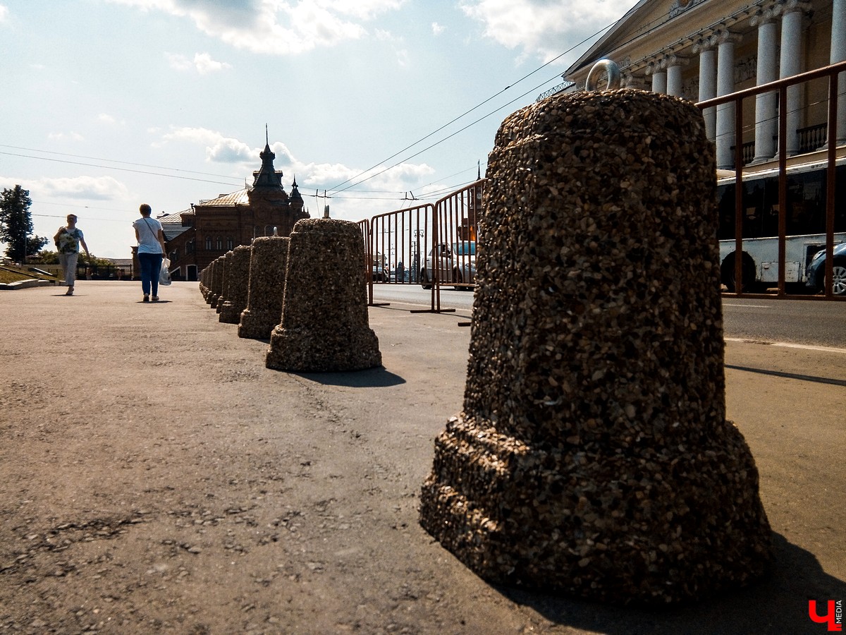 На Соборной площади появились каменные столбики и исчез домик туристского информационного центра.