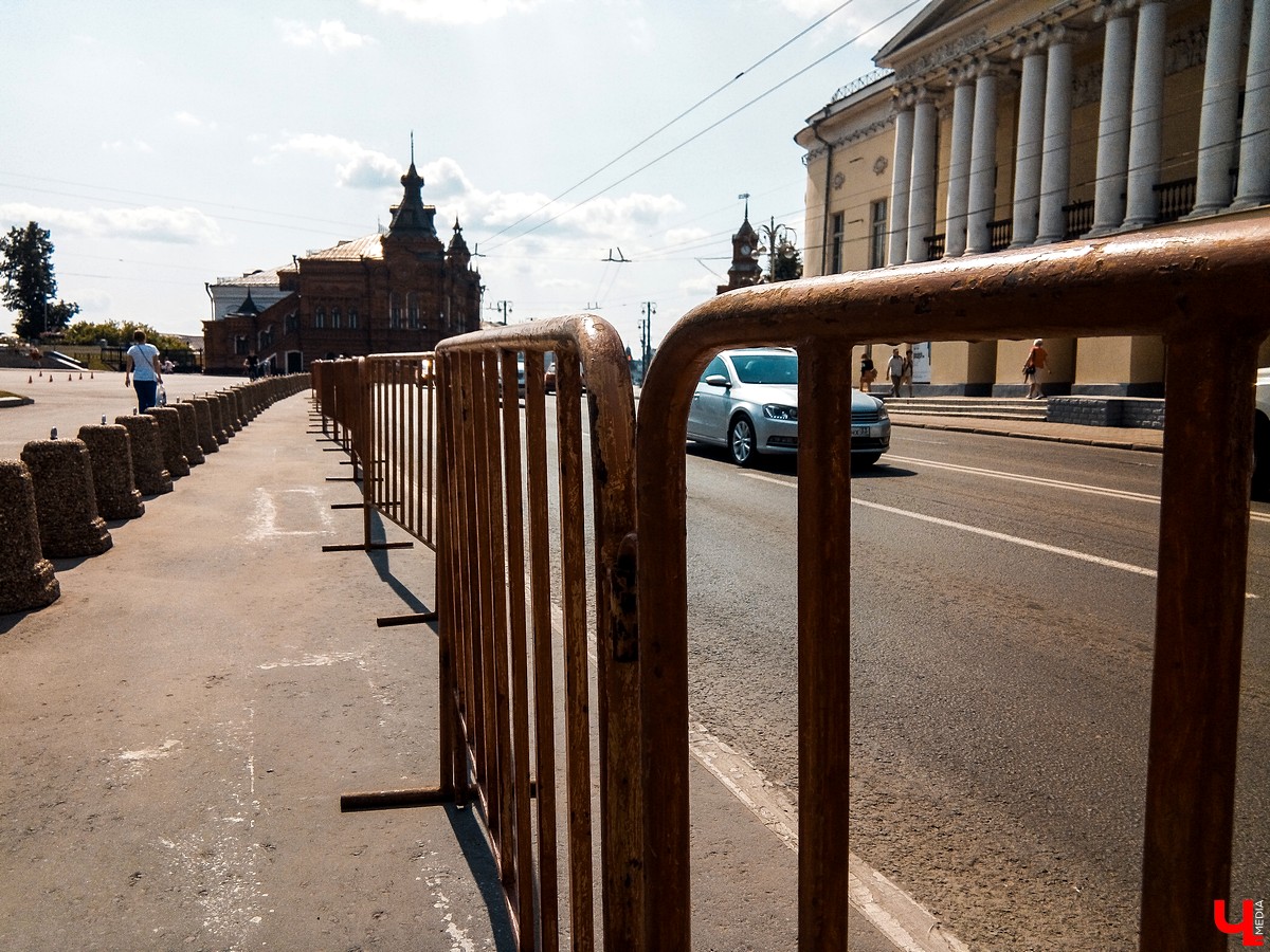 На Соборной площади появились каменные столбики и исчез домик туристского информационного центра.