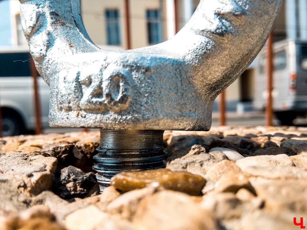 На Соборной площади появились каменные столбики и исчез домик туристского информационного центра.