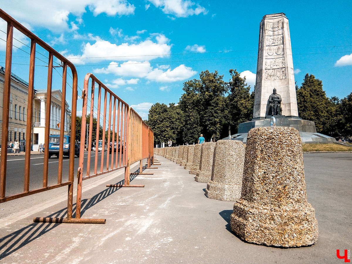 На Соборной площади появились каменные столбики и исчез домик туристского информационного центра.