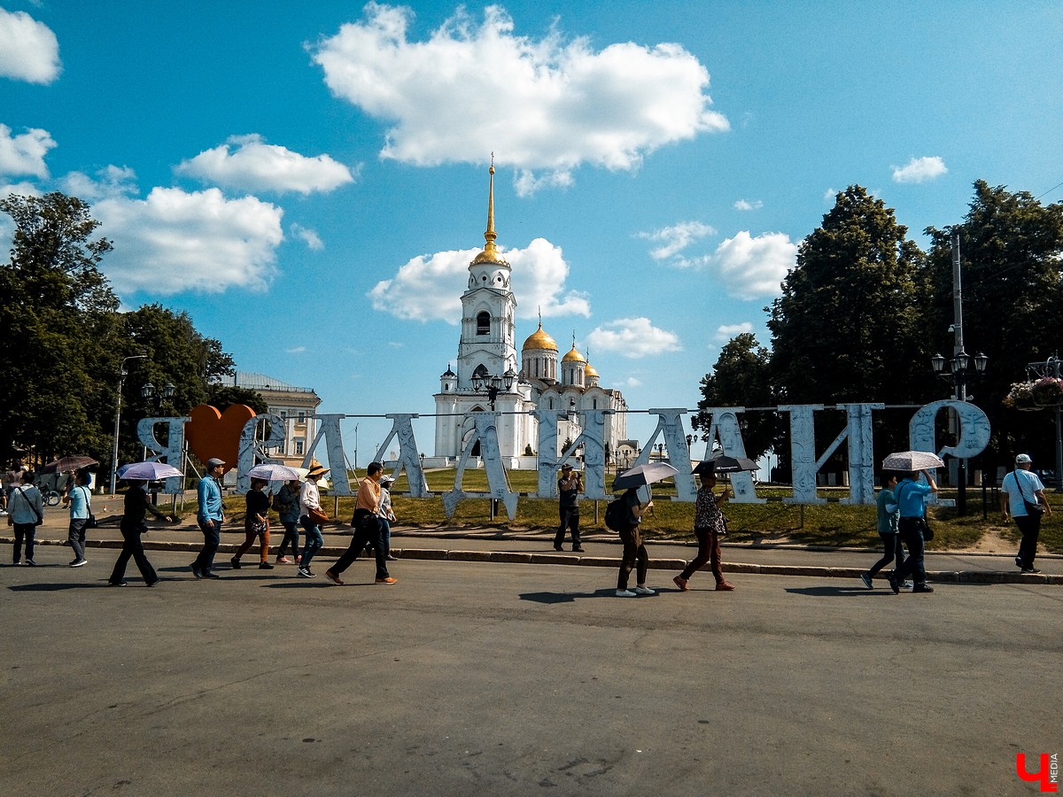 На Соборной площади появились каменные столбики и исчез домик туристского информационного центра.