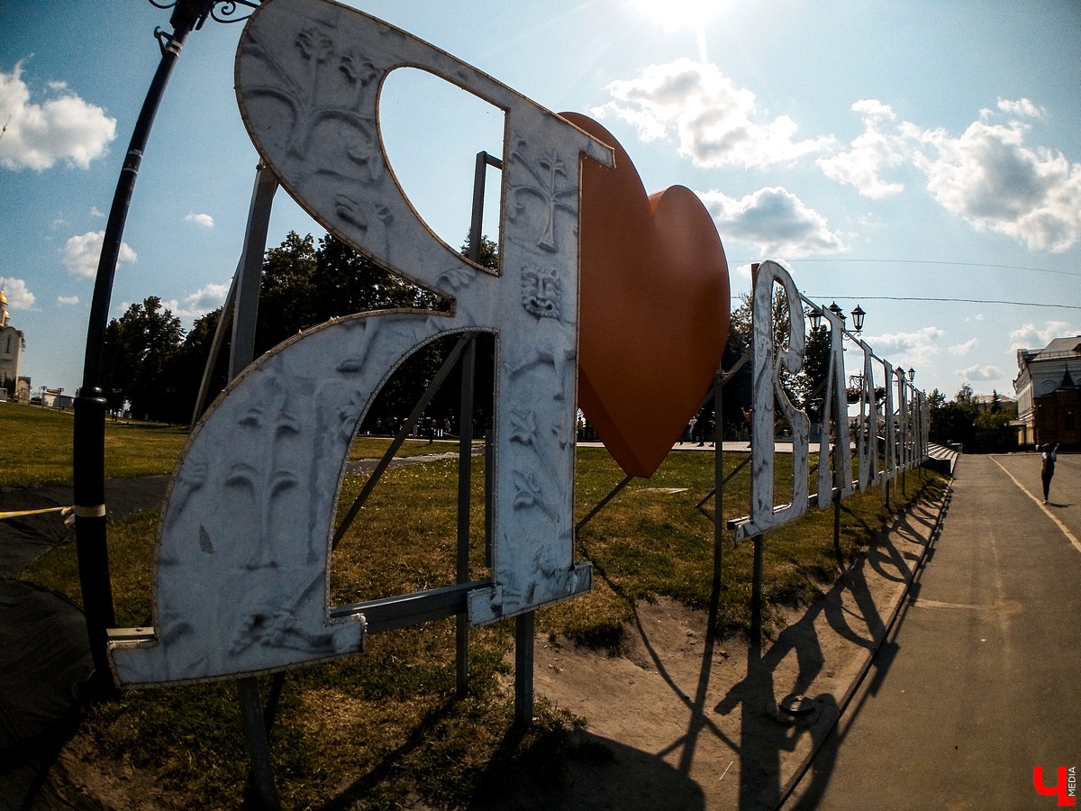 На Соборной площади появились каменные столбики и исчез домик туристского информационного центра.