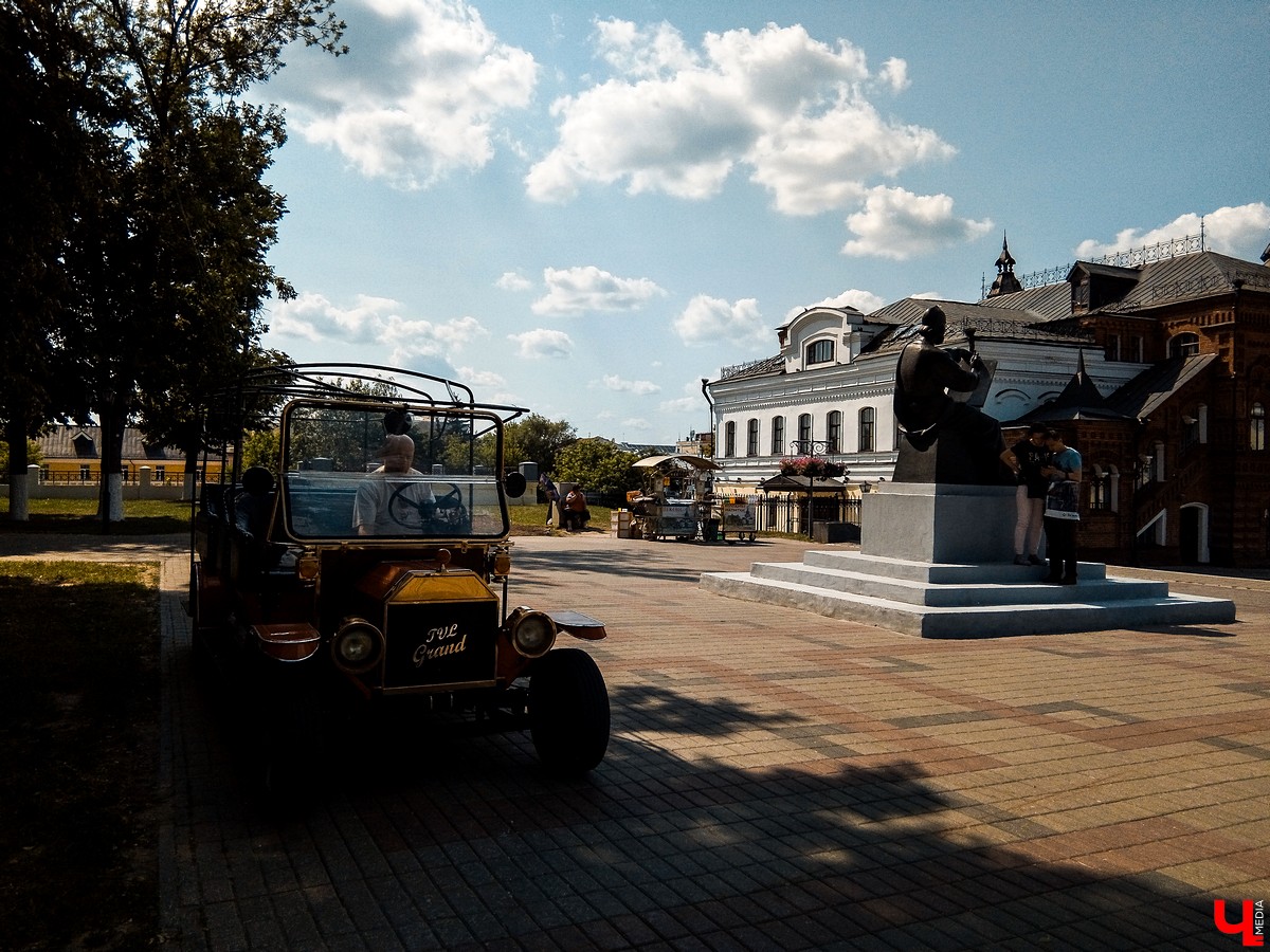 На Соборной площади появились каменные столбики и исчез домик туристского информационного центра.