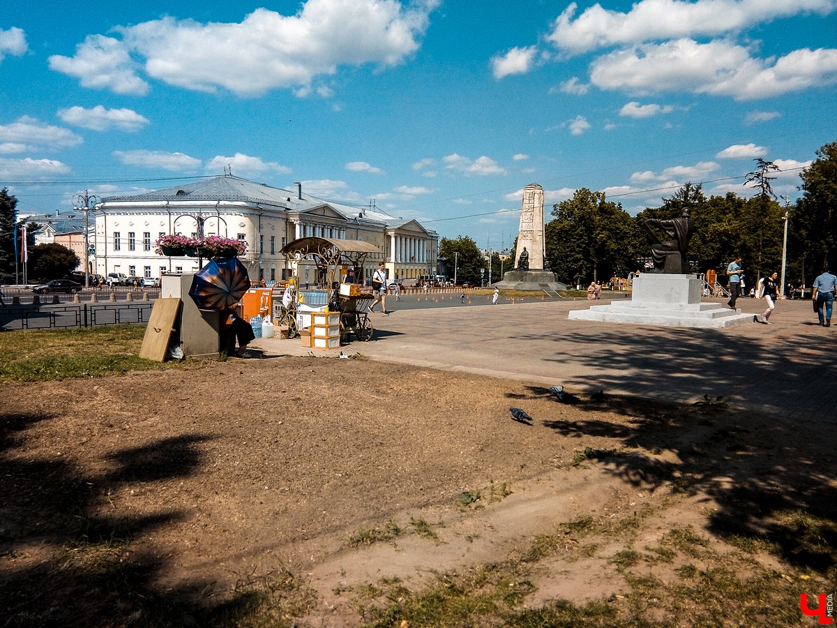 На Соборной площади появились каменные столбики и исчез домик туристского информационного центра.