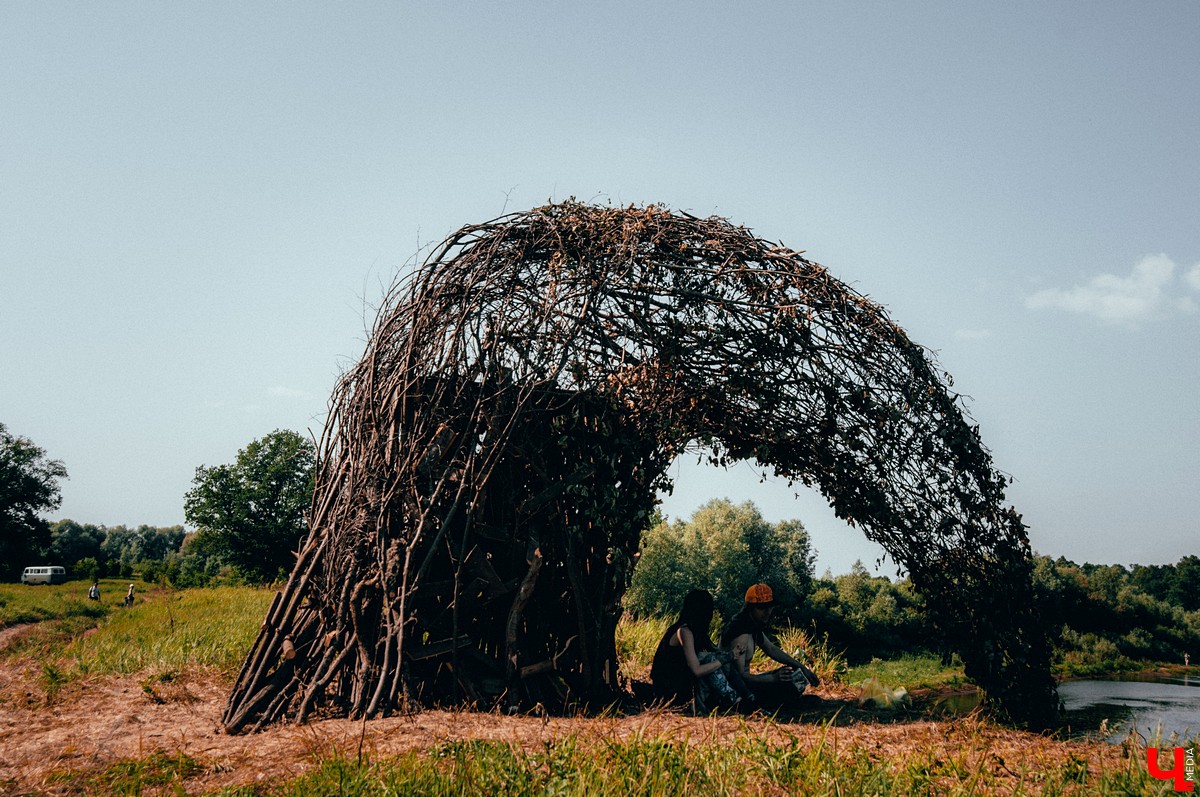 Под Владимиром прошел фестиваль ленд-арта “Чисто поле”. Участники жили там всю неделю и создали арт-объекты на берегу Клязьмы.