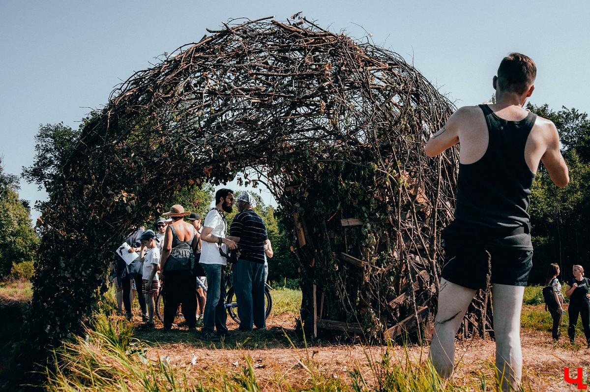 Под Владимиром прошел фестиваль ленд-арта “Чисто поле”. Участники жили там всю неделю и создали арт-объекты на берегу Клязьмы.