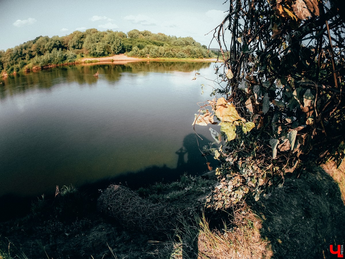 Под Владимиром прошел фестиваль ленд-арта “Чисто поле”. Участники жили там всю неделю и создали арт-объекты на берегу Клязьмы.