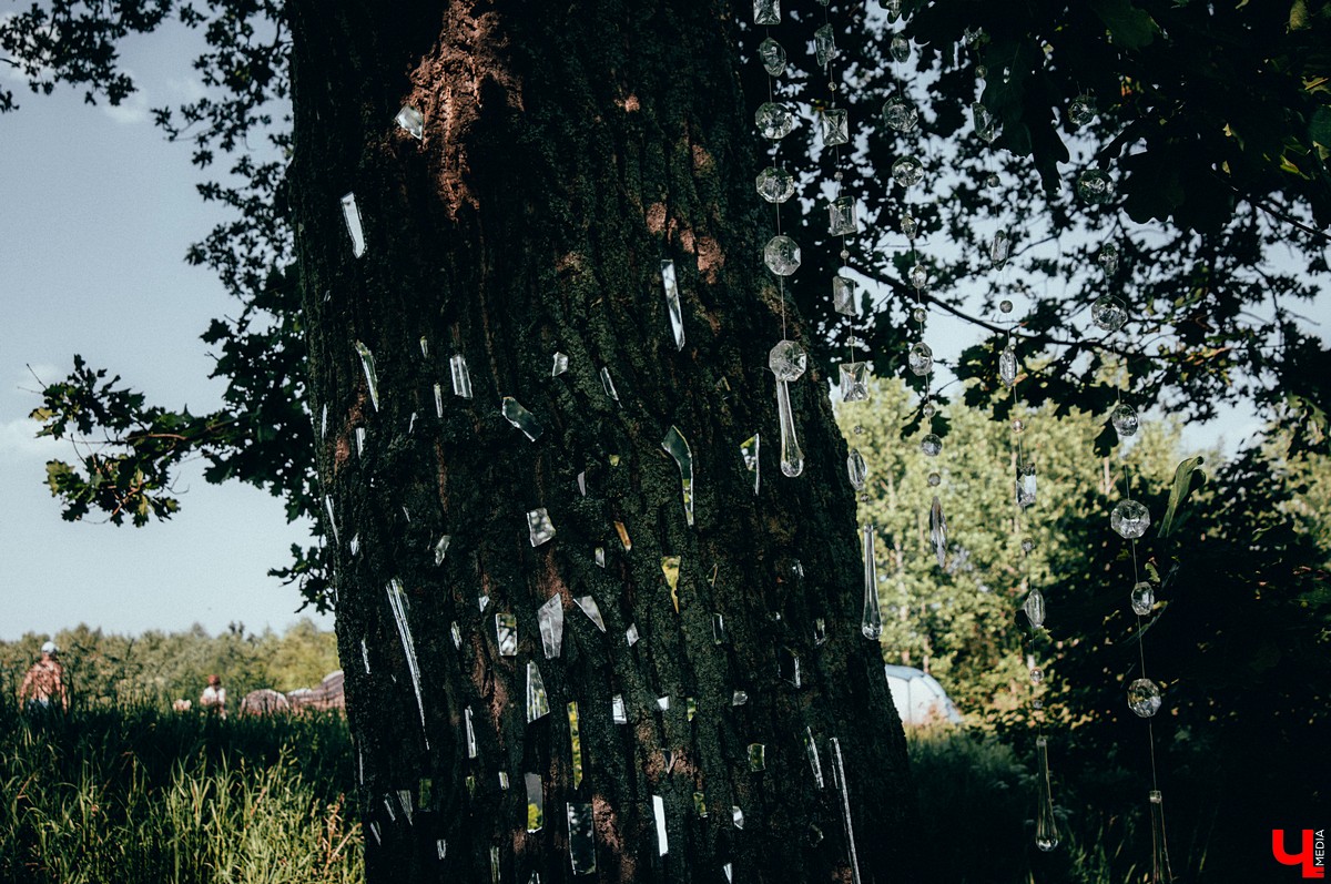 Под Владимиром прошел фестиваль ленд-арта “Чисто поле”. Участники жили там всю неделю и создали арт-объекты на берегу Клязьмы.