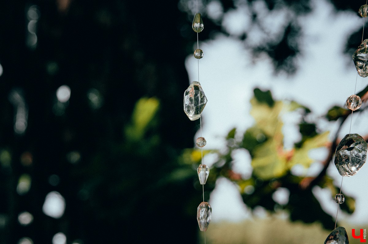 Под Владимиром прошел фестиваль ленд-арта “Чисто поле”. Участники жили там всю неделю и создали арт-объекты на берегу Клязьмы.