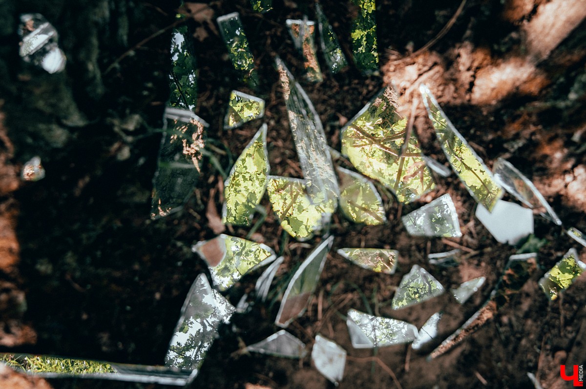 Под Владимиром прошел фестиваль ленд-арта “Чисто поле”. Участники жили там всю неделю и создали арт-объекты на берегу Клязьмы.