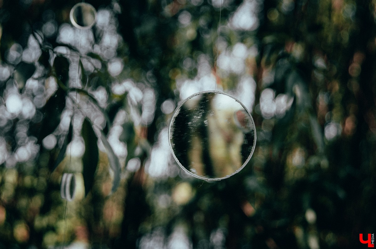 Под Владимиром прошел фестиваль ленд-арта “Чисто поле”. Участники жили там всю неделю и создали арт-объекты на берегу Клязьмы.